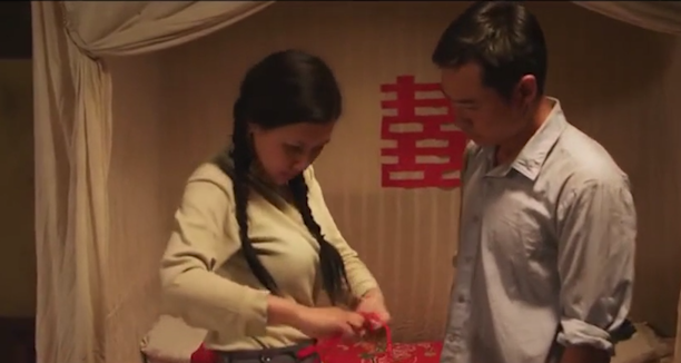 系红裤带的女人